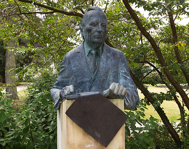 Oldenburg - Büste von Karl Theodor Jaspers am Cäcilienplatz