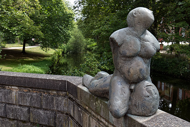 Oldenburg - Bronze-Skulptur an einer Brücke neben dem Staatstheater am Theaterwall