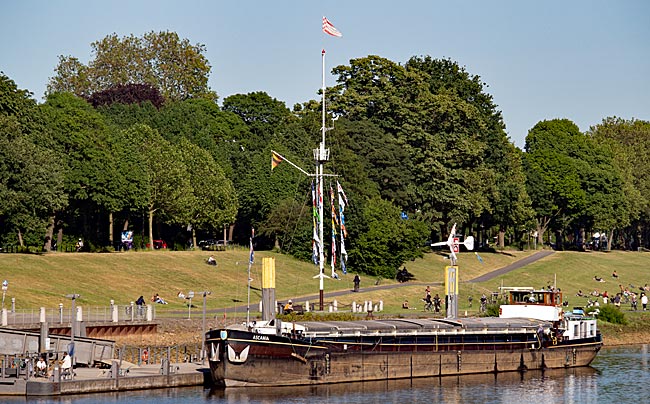 Blick auf den Osterdeich mit dem Flaggenmast hinter dem Binnenschiff - Bremen sehenswert