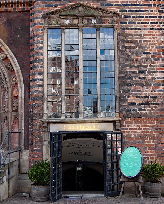 Eingang zum Ratskeller neben dem Eingang zur unteren Rathaushalle - Bremen sehenswert