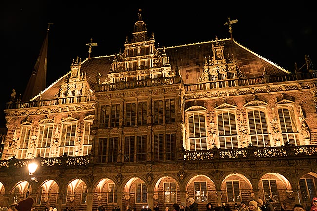 Das historische Rathaus am Marktplatz bei Nacht - Bremen sehenswert