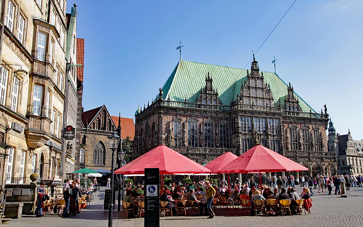 Blick über den Marktplatz auf das Alte Rathaus - Bremen sehenswert