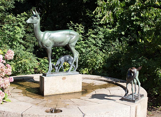 Rehbrunnen oder Hildebrandbrunnen in den Wallanlagen nahe der herdentorswallmühle - Bremen sehenswert