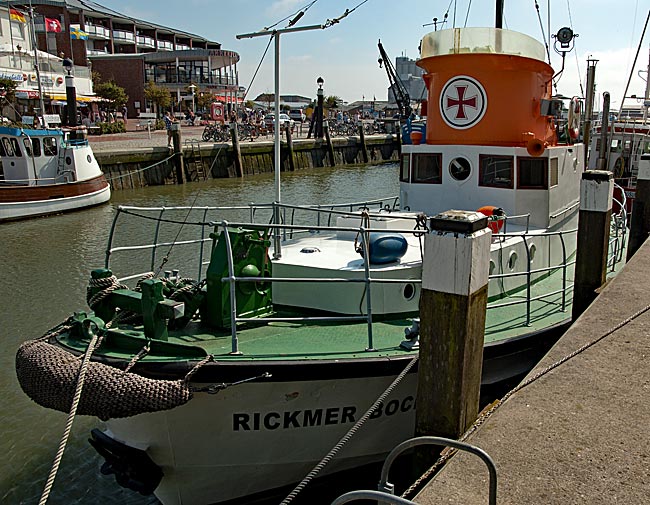der als ‘Hindenburg’ 1944 in Dienst gestellte und später in ‘Rickmer Bock’ umbenannte Seenotrettungskreuzer, hier im Hafen von Büsum
