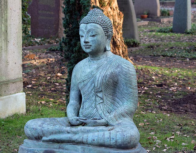 Buddha auf dem Riensberger Friedhof - Bremen sehenswert