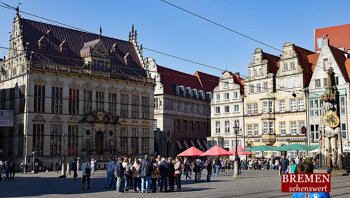 Blick über den Marktplatz mit dem Schütting, den Bürgerhäusern und dem Bremer Roland davor - Bremen sehenswert