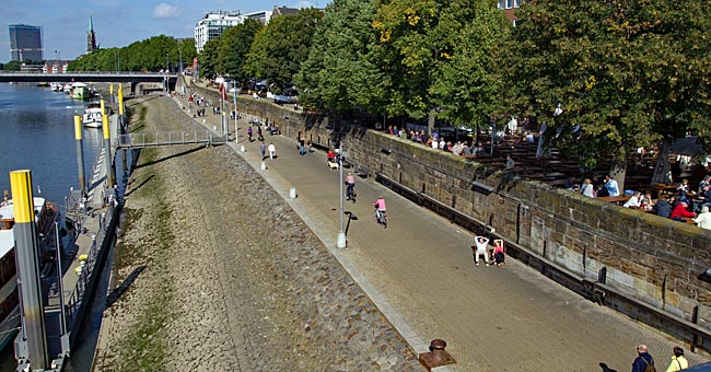 Schlachte - vom Biergarten auf die Weser blicken - Bremen sehenswert