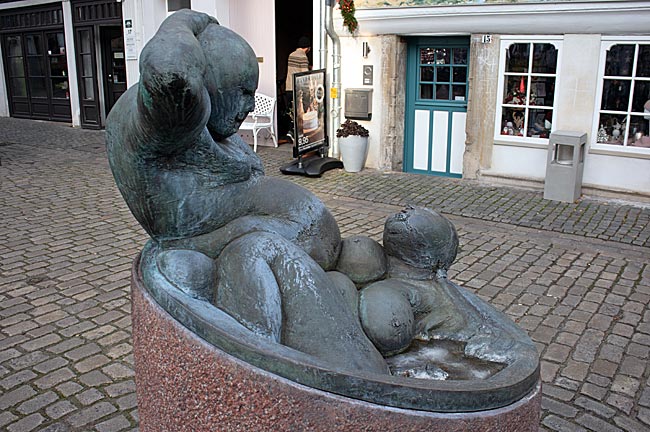 Dieser Brunnen erinnert an die Badestuben im Schnoor während des Mittelalters - Bremen sehenswert