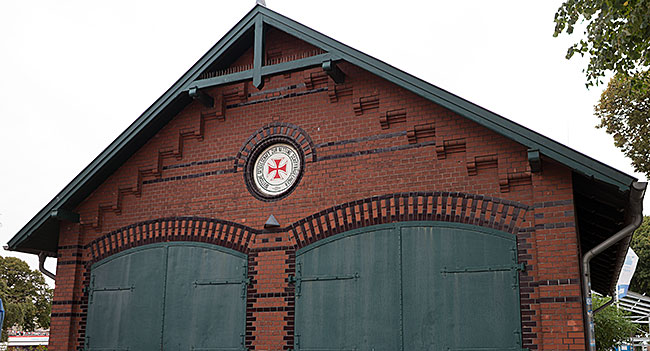 Restaurierter historischer Schuppen der Seenotretter am Alten Strom in Warnemünde