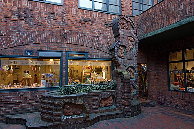 Bremen - Der Sieben-Faulen-Brunnen im Werkhof der Böttcherstraße