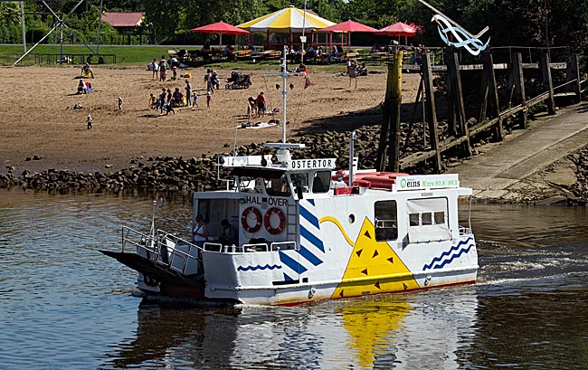 Die Sielwallfähre "Ostertor" kurz nach dem Ablegen bei Cafe Sand - Bremen sehenswert