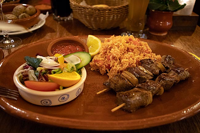 Lammfleisch-Spieße mit Beilage im spanischen Restaurant Don Carlos im Viertel - Bremen sehenswert