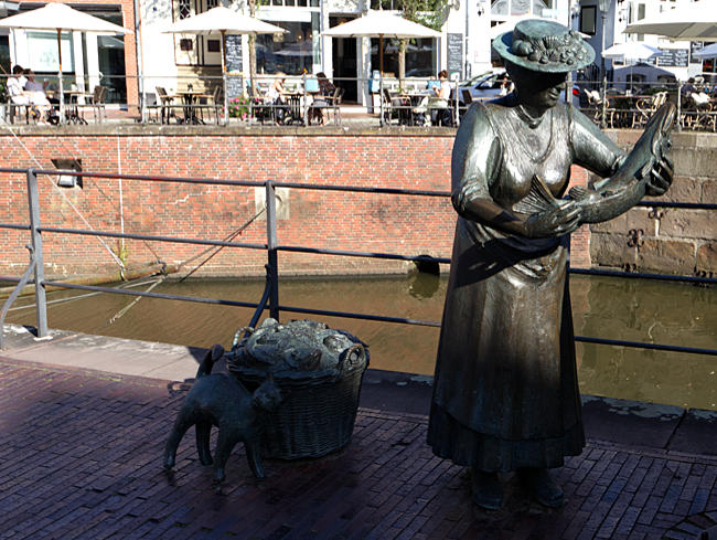 Stade - Bronzestatue einer Fischhändlerin am Hansehafen