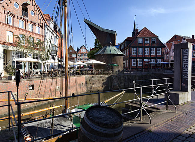 Stade - Tretkran und Stadtwaage am Hansehafen