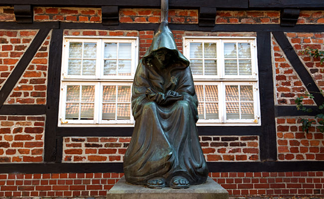 Stade - Bronzestatue eines Franziskanermönchs am Kloster