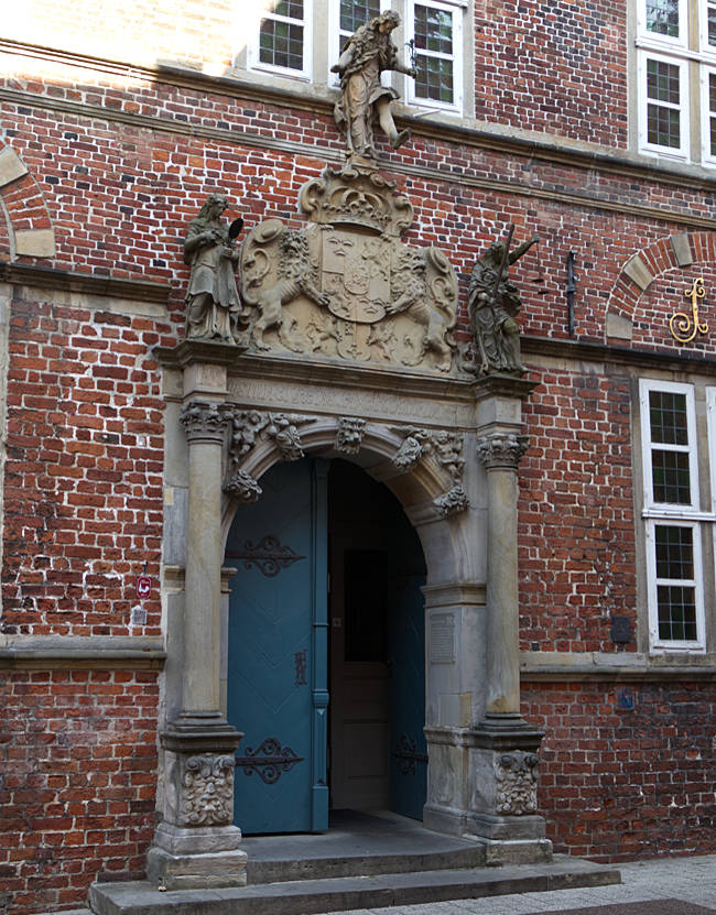 Stade - Eingangsportal des historischen Rathauses in der Hökerstraße