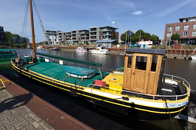 Stade - Frachtewer DORA von Stade im Hafen