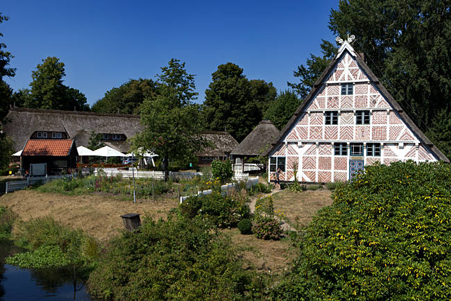 Stade - Freilightmuseum mit Geestbauernhaus und Altländerhaus von der Burggrabenbrücke aus gesehen