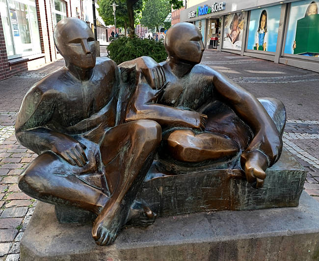Stade - Skulptur Die Wachenden von Carsten Eggers, 1957, in der Straße Breite Straße