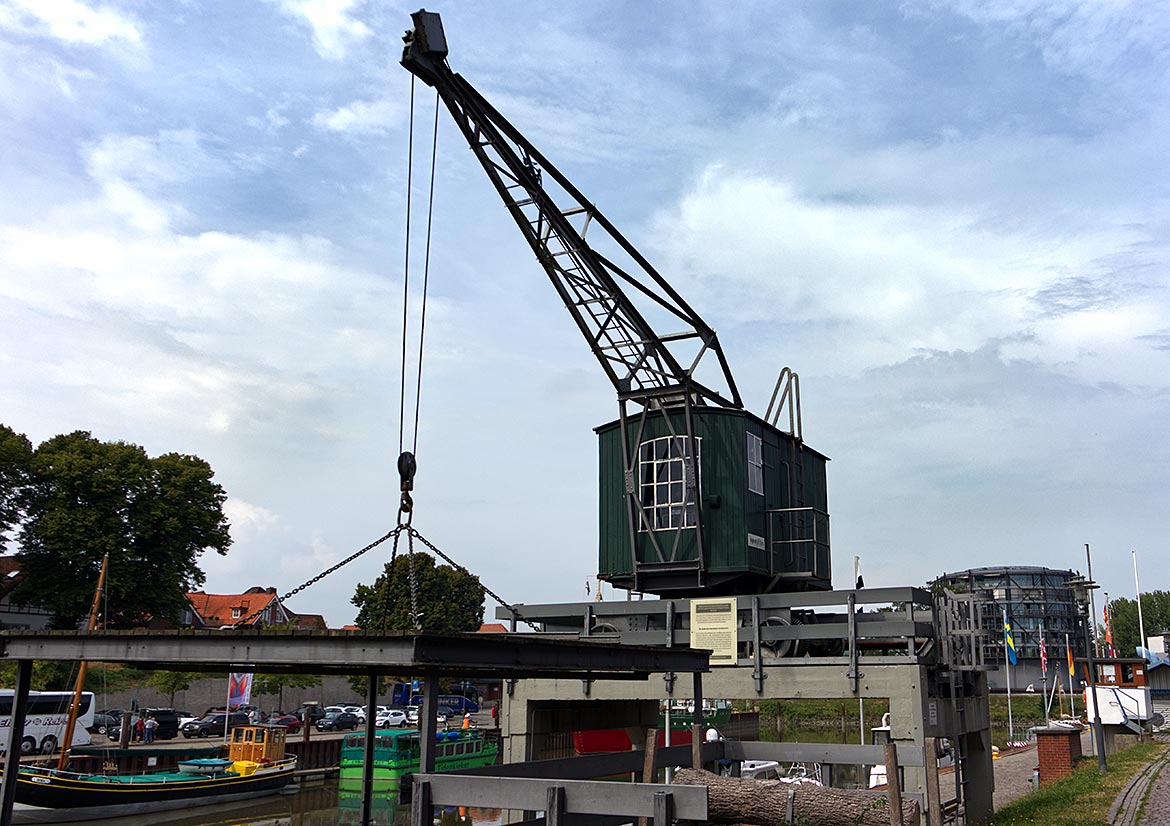 Stade, historischer Kran am Stadthafen - bremen sehenswert