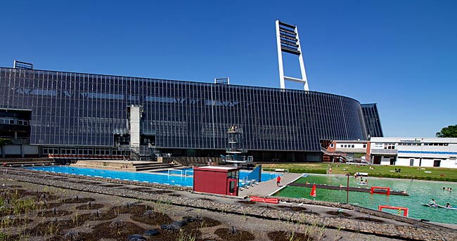 Blick auf das Stadionbad neben dem Weserstadion - Bremen sehenswert