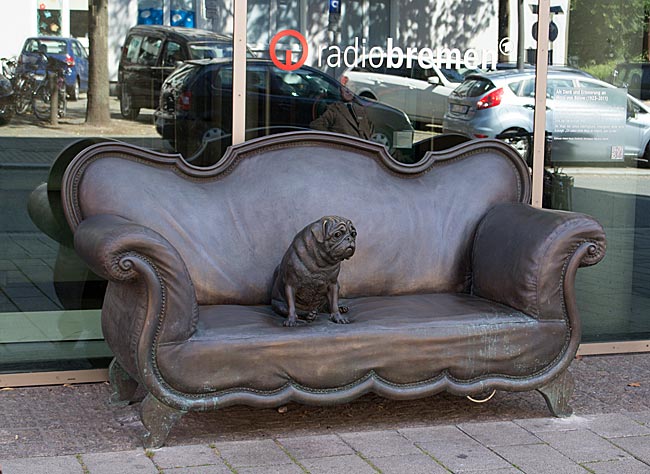 Loriot-Sofa mit Mops vor dem Hauptgebäude von Radio Bremen im Stephaniviertel - Bremen sehenswert