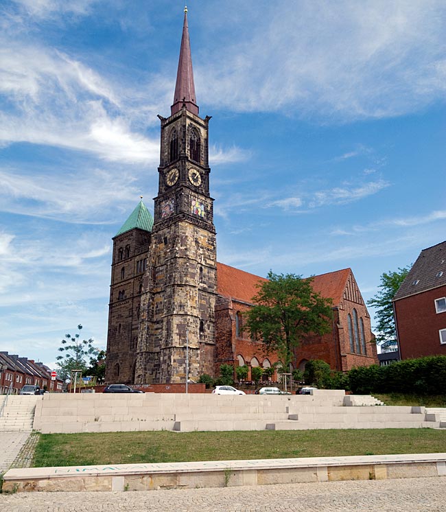 Kulturkirche im Stephaniviertel mit Sitzgelegenheiten an der Unteren Schlachte - Bremen sehenswert