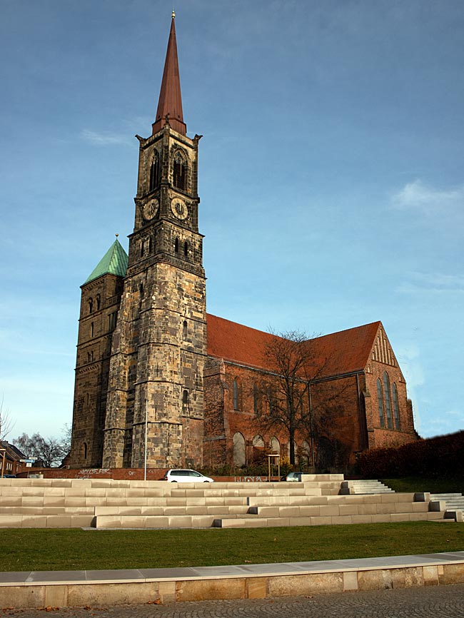 Stephani-Viertel - 2018 freigelegte Stadtmauer und Kaimauer aus dem 16. Jahrhundert bei der STephani-Kirche integriert- Bremen sehenswert