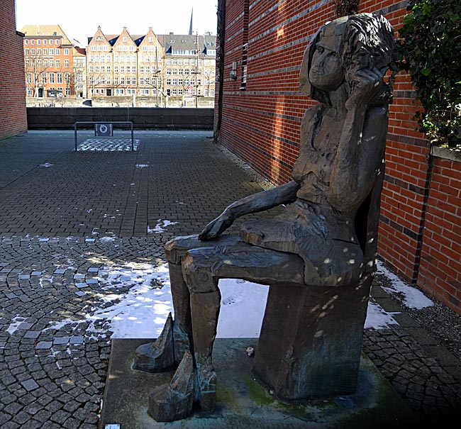 Bronzeplastik "Großes Mädchen" von Klaus Effern auf dem Teerhof - Bremen sehenswert