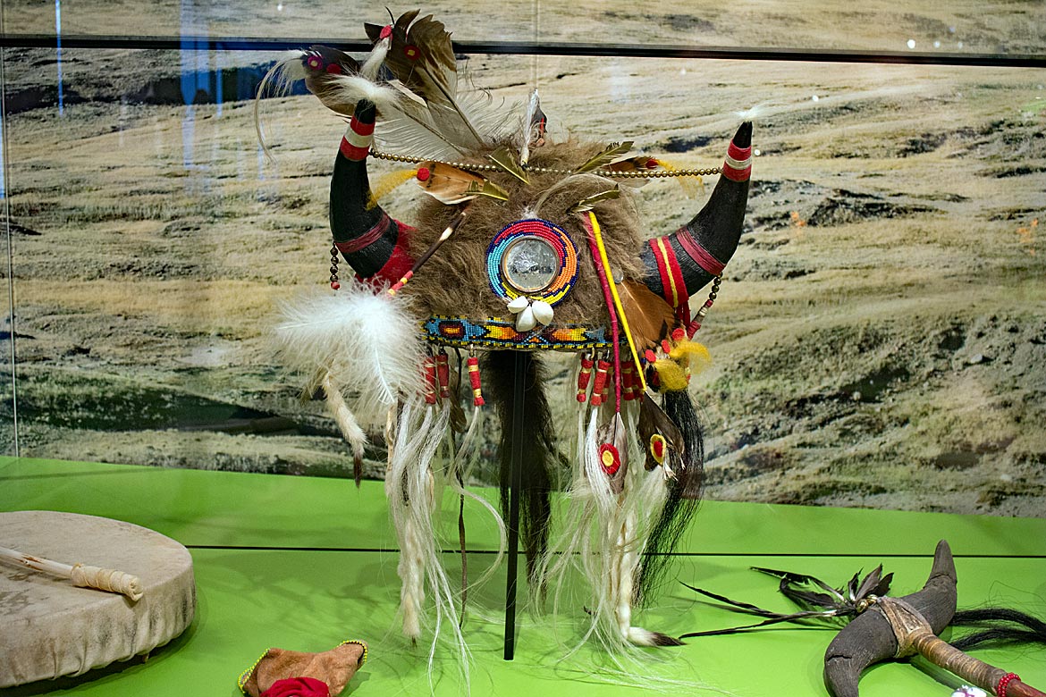 Kopfbedeckung eines Häuptlings der nordamerikanischen Indianer im Übersee-Museum - Bremen sehenswert