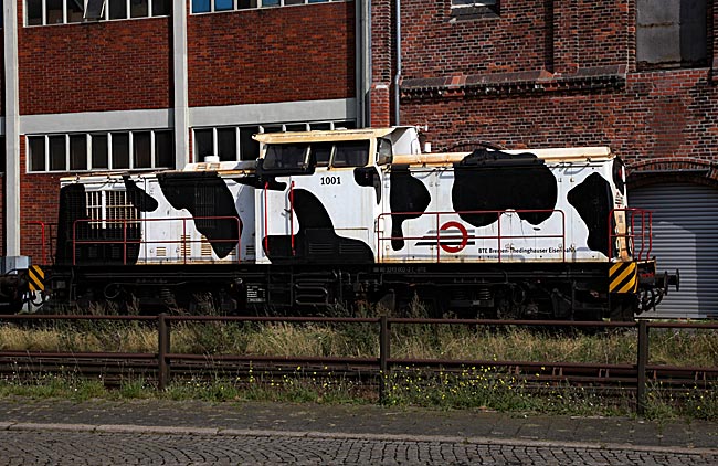 Bremen-Überseestadt - Rangierlok vor Speichern