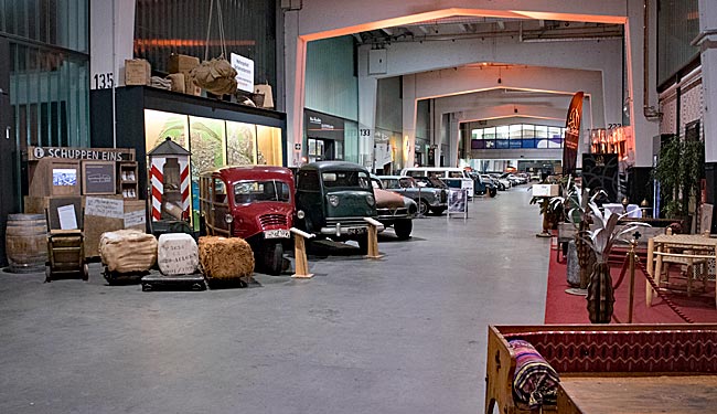 Schuppen Eins in der Überseestadt - Blick in den Schuppen Eins mit einigen der zahlreichen Oldtimer im Zentrum für Automobilkultur und Mobilität, auf der rechten Seite der Eingang zum Al-Dar