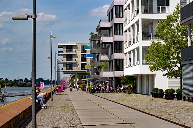 Bremen Überseestadt - Flaniermeile am Europahafen