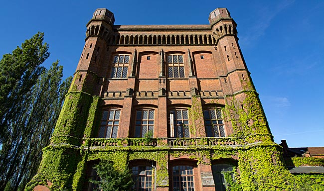 Das alte Wasserwerk, die umgedrehte Kommode auf dem Stadtwerder in der Neustadt - Bremen sehenswert