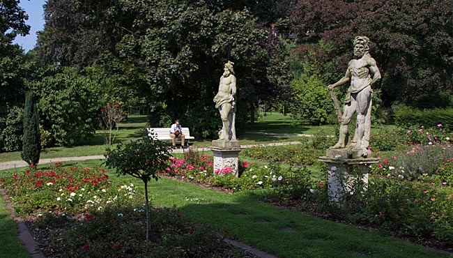 Vegesack - Rosarium im Stadtgarten mit den Sandsteinskulpturen Herakles und Zeus - Bremen sehenswert
