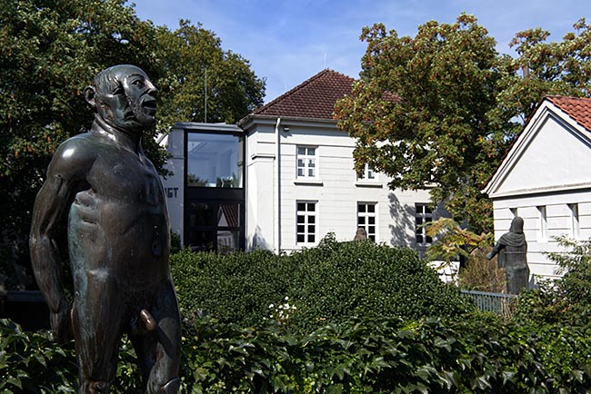 Bronzestatue Mann mit Maske im Ostertor - Bremen sehenswert