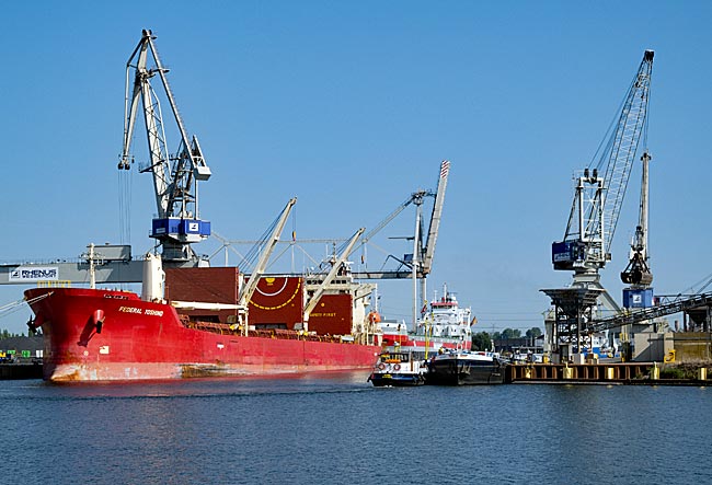 Bremen Industriehäfen - Schiffe im Hüttenhafen