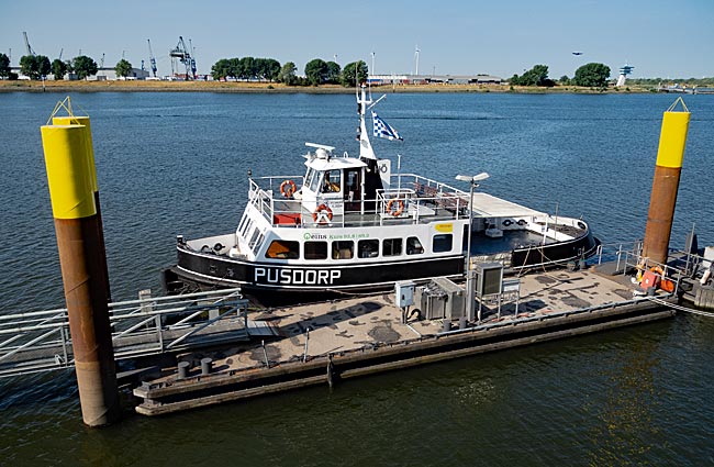 Bremen - die Fähre Pusdorp an der Waterfront