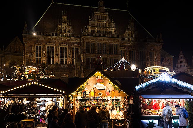 Weihnachtsmarkt auf dem Marktplatz in der Innenstadt - Bremen sehnenswert