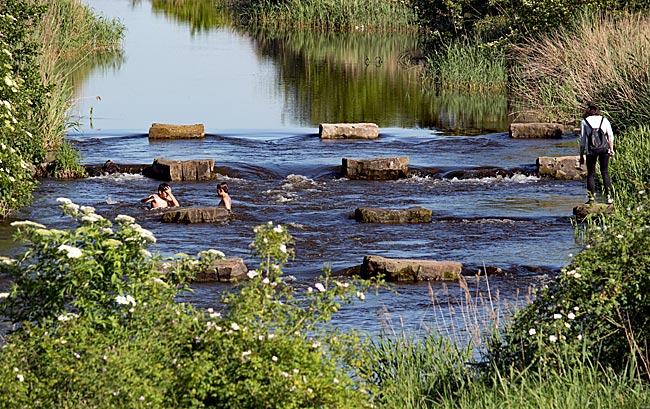 Spaß im Wasser des Zuflusses am östlichen Ende des Werdersees - Bremen sehenswert