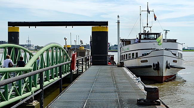 MS Oceana am Anleger in Bremerhaven - Bremen sehenswert