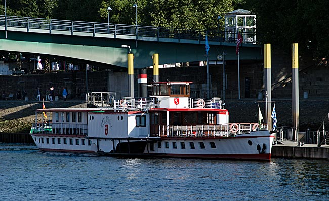 Der Schaufelraddampfer Weserstolz an der Schlachte - Bremen sehenswert