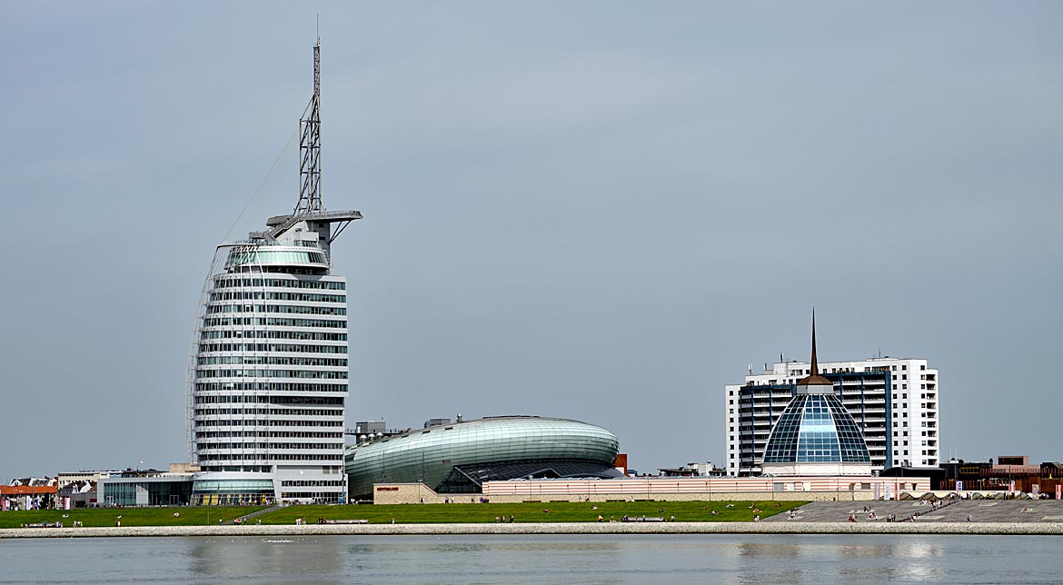 Skyline von Bremerhaven vom Wasser aus - Bremen sehenswert