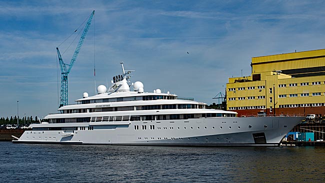 Vegesack - Yacht an der Pier der Lürssen-Werft - Bremen sehenswert