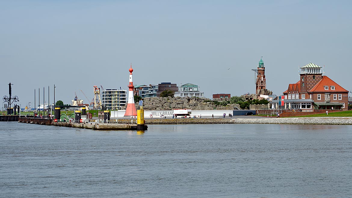 Bremerhaven vom Wasser aus mit Willi-Brandt-Platz und Zoo am Meer - Bremen sehenswert