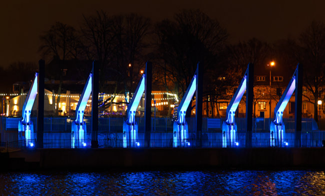 Wasserkraftanlage beim Weserwehr mit Beleuchtung bei Nacht - Bremen sehenswert