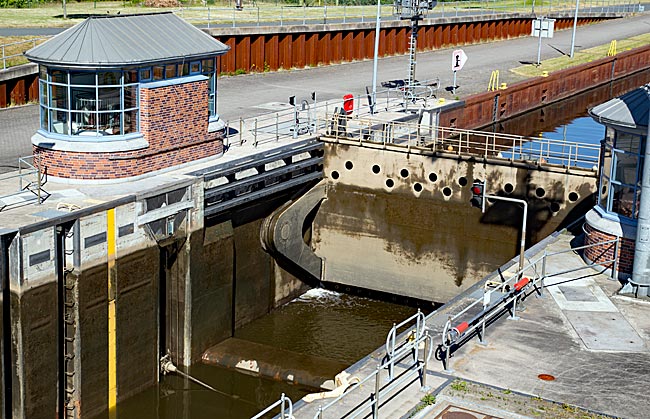 Weserwehr - Blick in die Großschifffahrtsschleuse - Bremen sehenswert