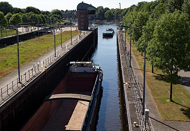 Weserwehr - zwei Binnenschaiffe fahren von der Unterweser in die Großschifffahrtsschleuse - Bremen sehenswert