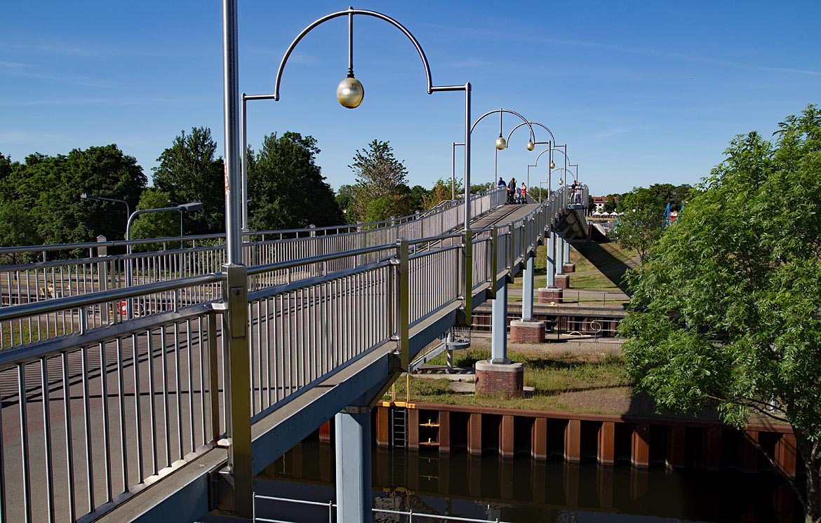 Weserwehr - Brücke über die Schleusenkammern - Bremen sehenswert