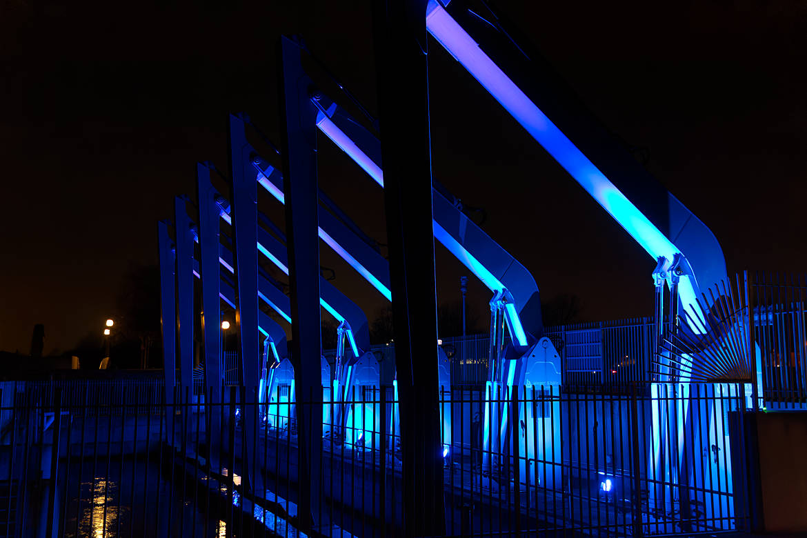 Bei Nacht in blaues Licht getaucht: die Reinigungsmaschinen am Reinigungsbecken für das Triebwasser der Wasserkraftanlage am Weserwehr - Bremen sehenswert